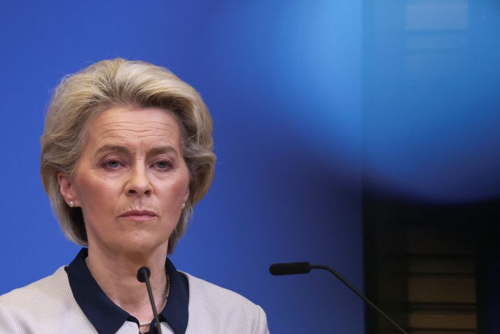 Presidente da Comissão Europeia, Ursula von der Leyen, durante entrevista coletiva em Bruxelas / 24/02/2022 REUTERS/Yves Herman