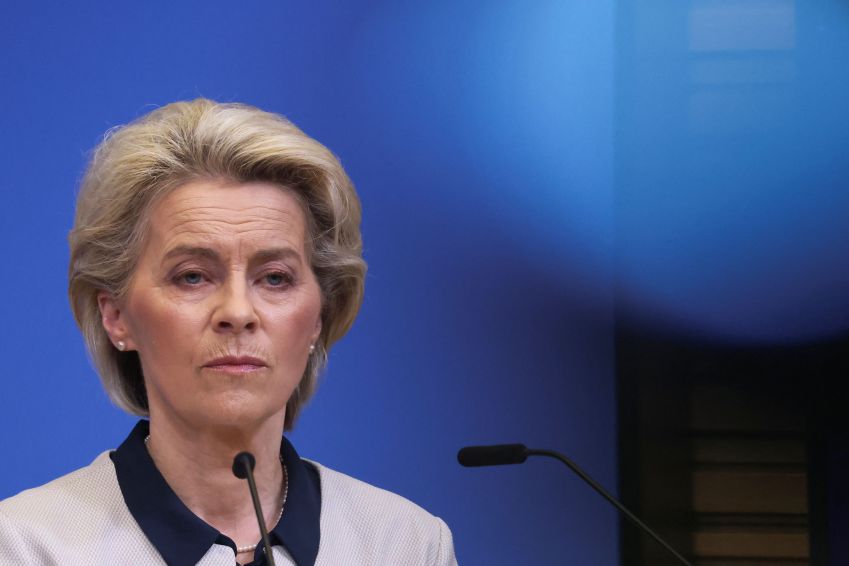 Presidente da Comissão Europeia, Ursula von der Leyen, durante entrevista coletiva em Bruxelas / 24/02/2022 REUTERS/Yves Herman