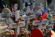 Cidade do Texas começa a enterrar mortos após massacre em escola