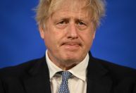 Análise: Boris Johnson sobrevive, mas com sua posição bastante prejudicada