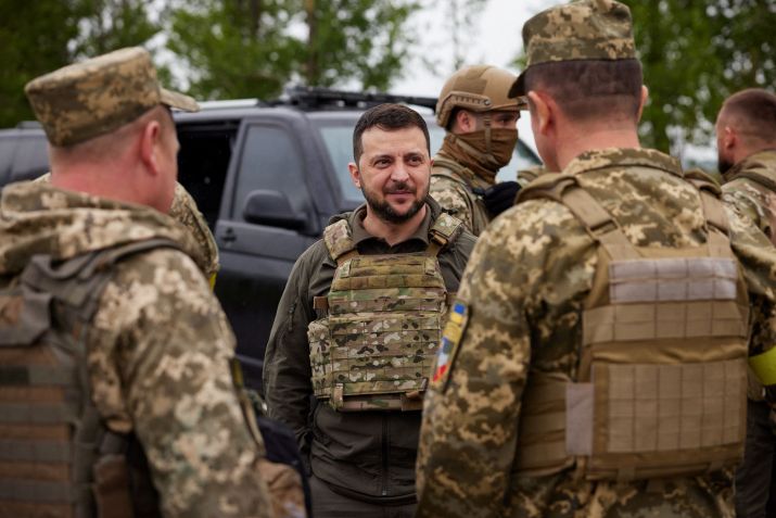 Presidente da Ucrânia, Volodymyr Zelenskiy, durante visita à região de Kharkiv / 29/05/2022 Serviço de Imprensa da Presidência da Ucrânia/Divulgação via REUTERS