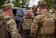 Presidente ucraniano Zelensky visita tropas da linha de frente