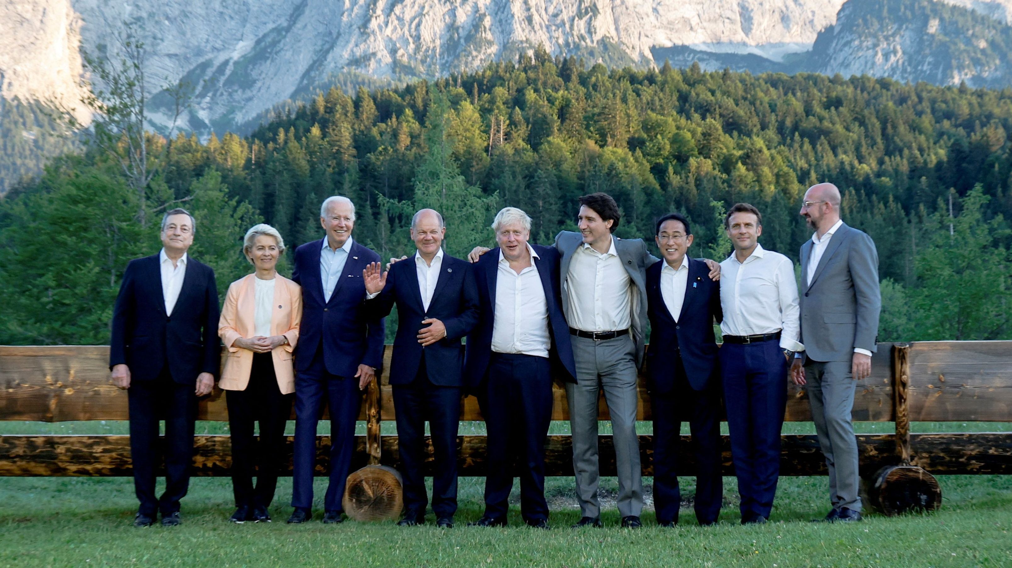 Líderes do G7 posam para foto durante cúpula na Alemanha