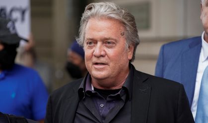 Ex-estrategista de Trump se entrega às autoridades para cumprir pena de prisão