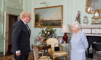 Boris Johnson diz em livro que a rainha Elizabeth II tinha câncer ósseo