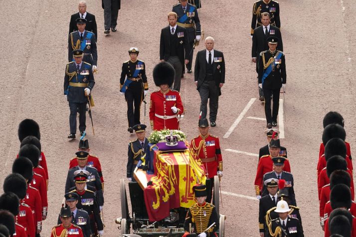 Membros da família real britânica, entre eles o rei Charles III e os príncipes William e Harry, acompanham o caixão da rainha Elizabeth II em procissão no centro de Londres. / Victoria Jones/Pool via REUTERS