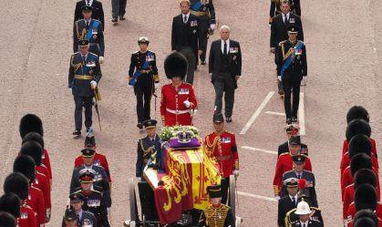 Príncipe William diz que andar atrás do caixão da rainha trouxe memórias