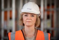 Liz Truss não irá descartar cortes de benefícios para financiar plano econômico
