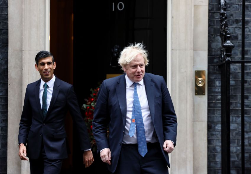 Boris Johnson e Rishi Sunak em Londres / 1/12/2021 REUTERS/Henry Nicholls