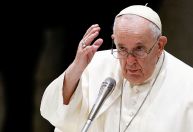 Vaticano: Papa continua melhorando e deixa de ter prognóstico "reservado"