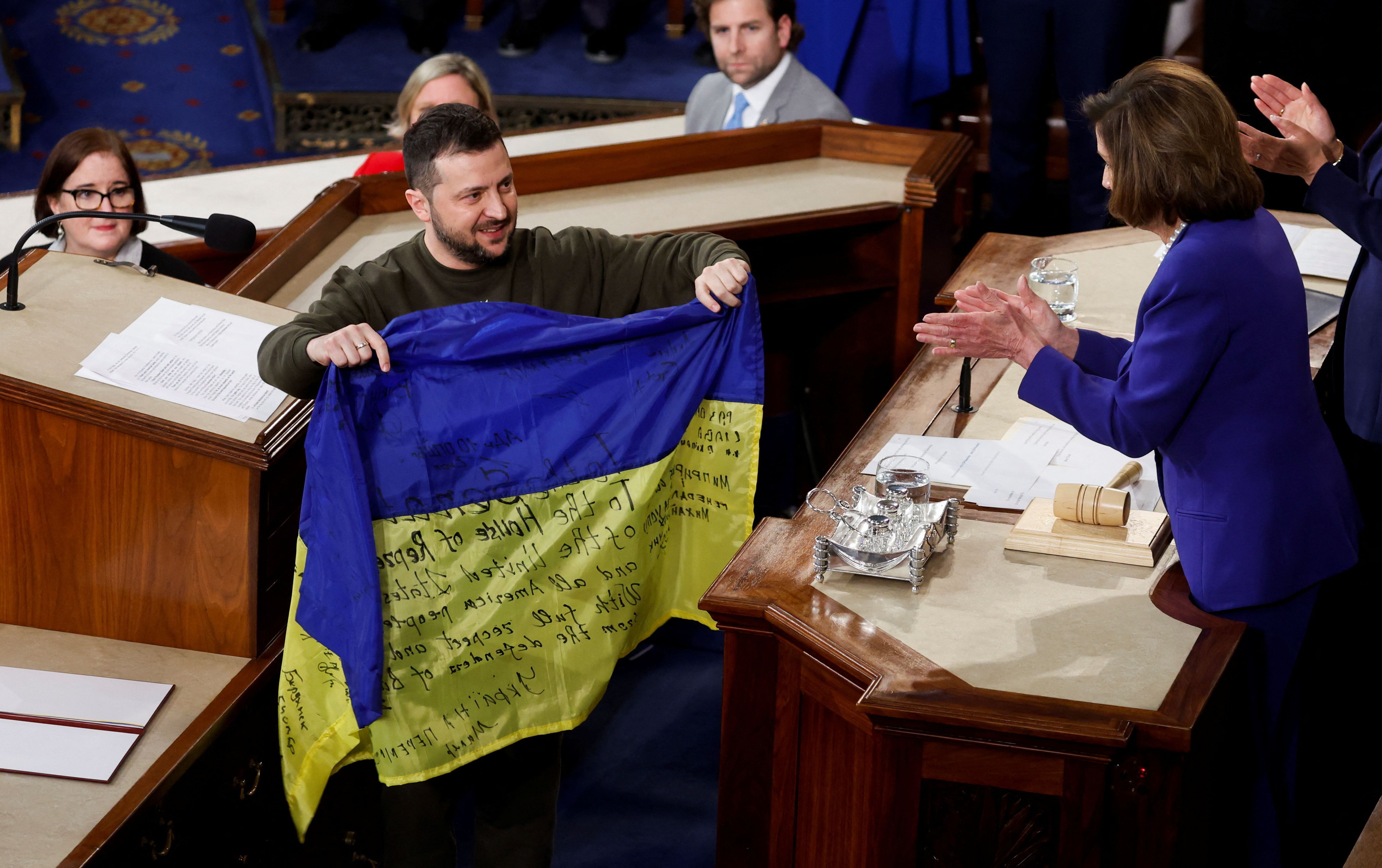 Presidente da Ucrânia, Volodymyr Zelenskiy, entrega bandeira do país à