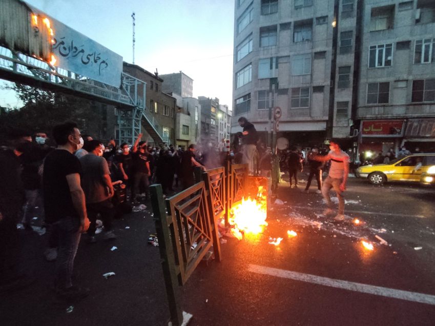 Protesto, em Teerã, pela morte de Mahsa Amini, mulher que morreu após ser presa pela "polícia da moral" da República Islâmica / 21/09/2022 WANA (West Asia News Agency) via REUTERS