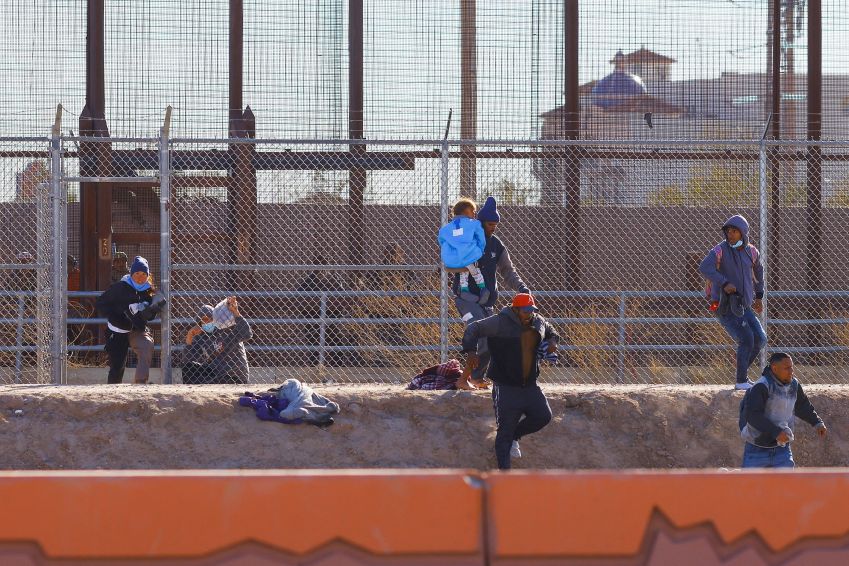 Imigrantes tentam passar pela fronteira dos EUA em El Paso / 23/12/2022 REUTERS/Jose Luis Gonzalez