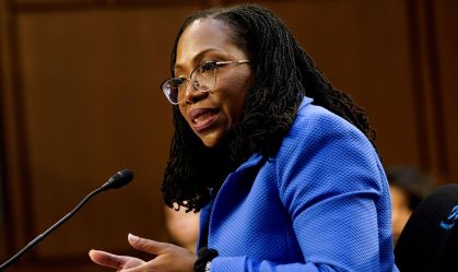 Ketanji Brown Jackson toma posse como primeira juíza negra na Suprema Corte dos EUA