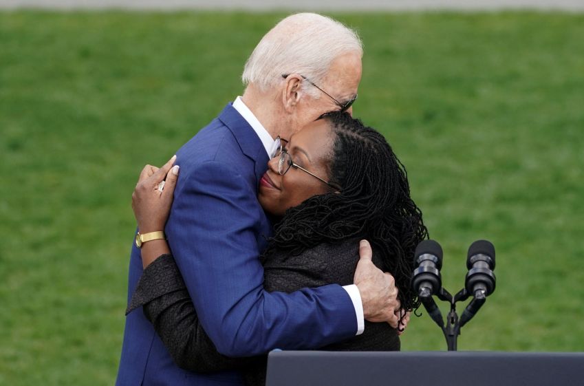 O presidente dos EUA, Joe Biden, e a juíza Ketanji Brown Jackson se abraçam durante cerimônia na Casa Branca / 08/04/2022 REUTERS/Kevin Lamarque