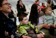 Refugiados ucranianos recebem show gratuito de golfinhos na cidade de Odessa