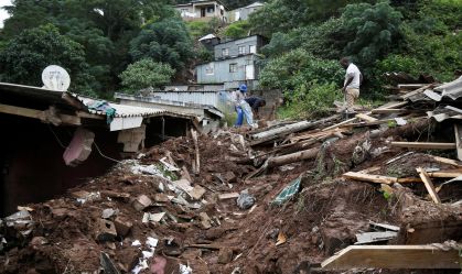 Mais de 300 pessoas morreram após enchentes causadas pela chuva na África do Sul