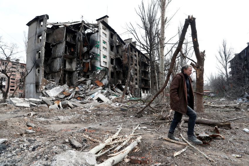 Área bombardeada em Mariupol / 17/04/2022 REUTERS/Alexander Ermochenko
