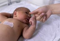 Triagem neonatal aumenta chances de crianças com atrofia muscular espinhal andarem, diz estudo