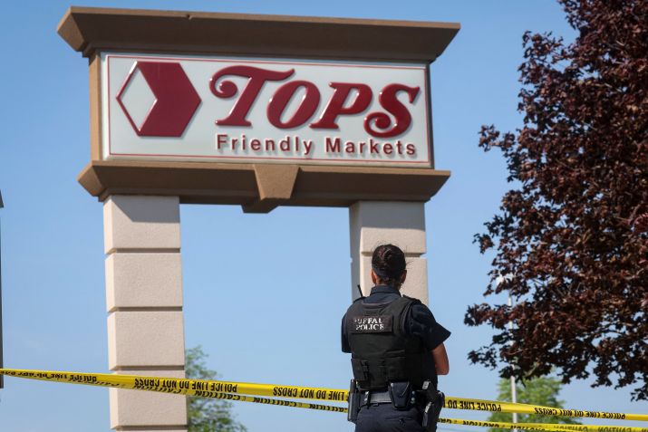 Policial em local de ataque a tiros em supermercado de Buffalo, no Estado norte-americano de Nova York / 15/05/2022 REUTERS/Brendan McDermid