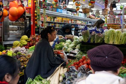 Pessoas fazem compras em supermercado de Londres