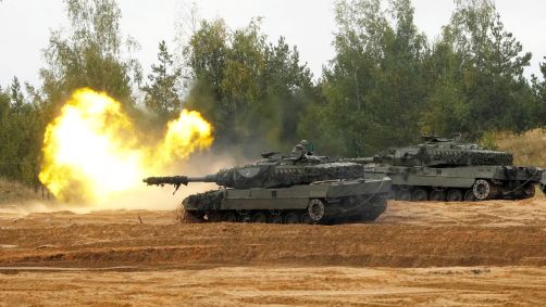 Tanque Leopard, de fabricação alemã, pertencente às Forças Armadas da Espanha, dispara durante exercício militar da Otan na Letônia, em 2022