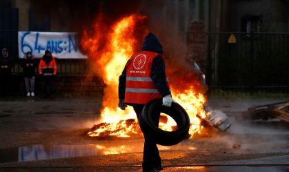 Greves contra reforma previdenciária afetam entrega de combustível na França