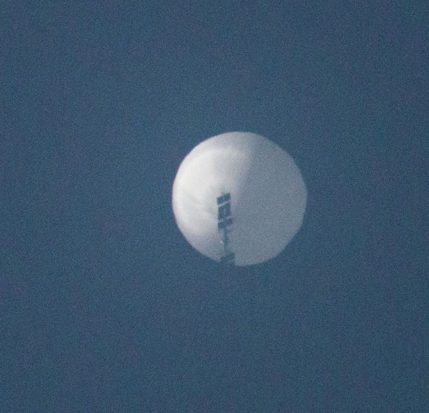 Balão voa no céu sobre Billings, Montana / , em fotografia obtida das mídias sociais 01/02/2023 Chase Doak/via REUTERS