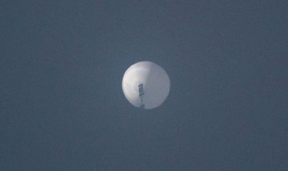 Militares colombianos confirmam possível balão sobrevoando seu espaço aéreo