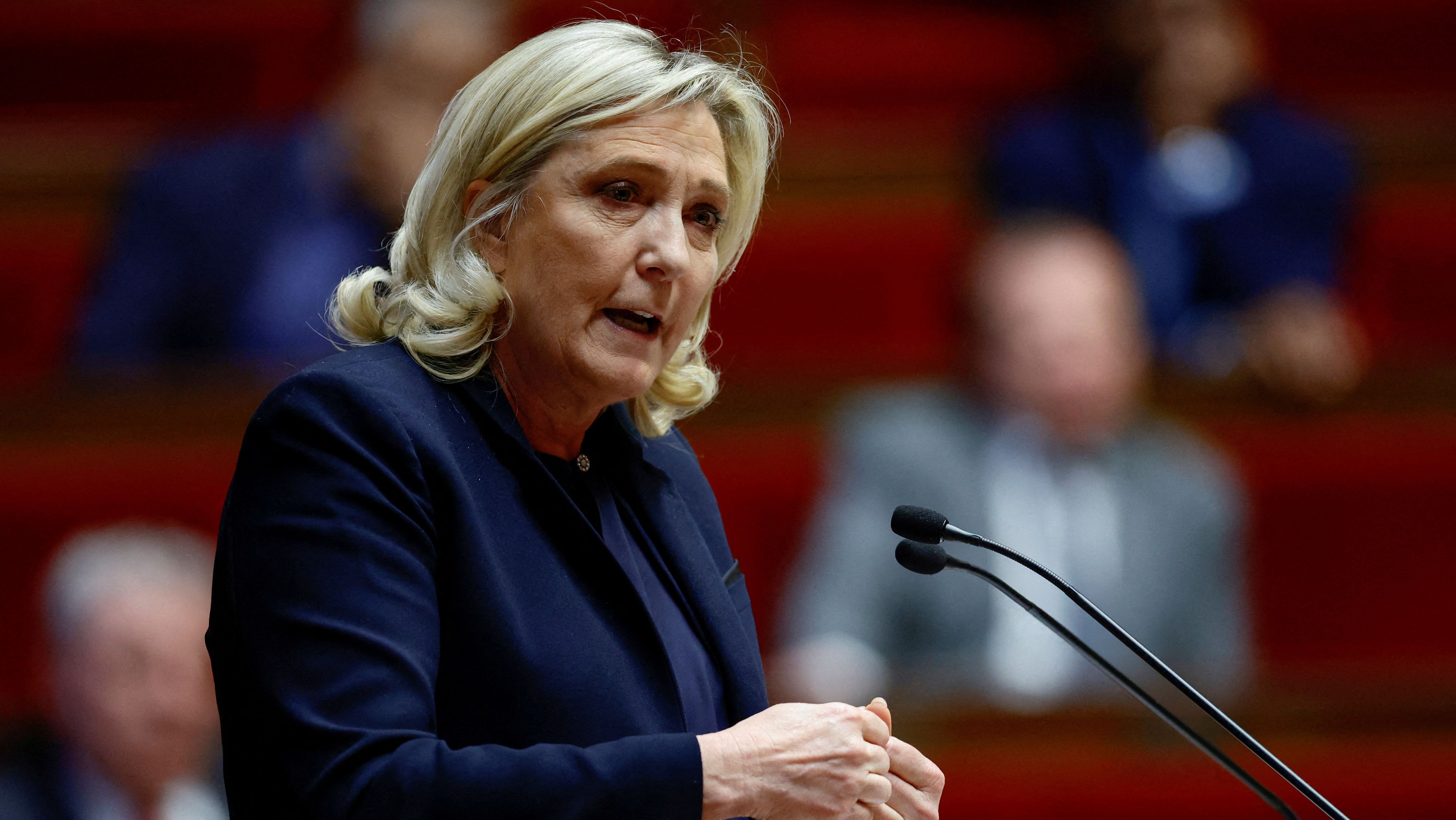 Marine Le Pen durante discussão sobre proposta de reforma da