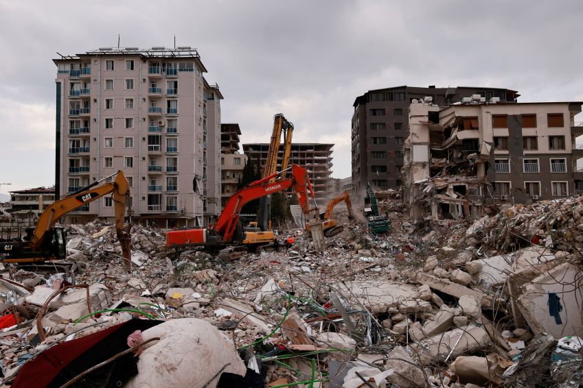 Tratores limpam destroços de prédios derrubados por terremotos em Antáquia, na Turquia / 21/02/2023 REUTERS/Thaier Al-Sudani