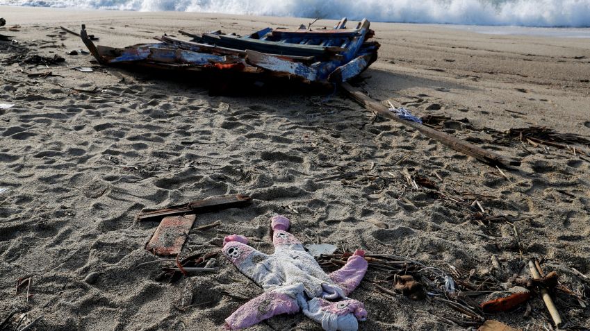 Pedaço de barco que naufragou com imigrantes em Steccato di Cutro perto de Crotone, na Itália / 28/02/2023 REUTERS/Remo Casilli