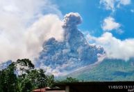 Vulcão na Indonésia entra em erupção e comunidade é evacuada