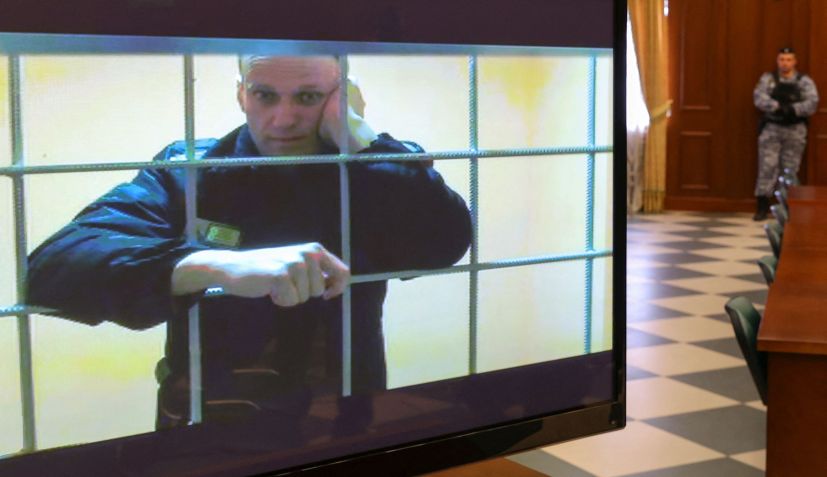 Líder de oposição russo Alexei Navalny aparece em telão durante audiência judicial em Moscou / 24/05/2022 REUTERS/Evgenia Novozhenina