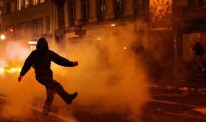 Polícia de Paris dispara gás lacrimogêneo para dispersar manifestantes que protestam contra a reforma previdenciária