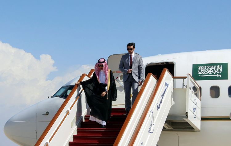 Ministro das Relações Exteriores saudita, príncipe Faisal bin Farhan, desembarca em Damasco / 18/04/2023. REUTERS/Firas Makdesi