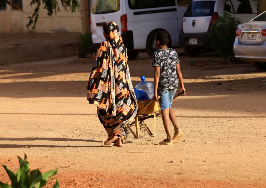 Pessoas procuram por água no Sudão / 20/04/2023 REUTERS/Mohamed Nureldin Abdallah