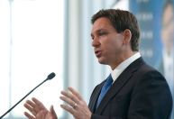 Entenda como começou o conflito entre Disney e DeSantis, governador da Flórida