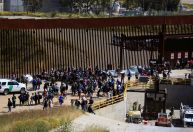 Centenas de imigrantes se aglomeram na fronteira entre EUA e México antes do fim de regra da pandemia