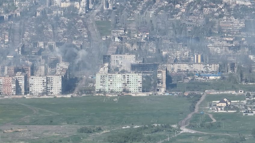 Fumaça sobe após explosão em meio a ataque russo na cidade ucraniana de Bakhmut; Grupo Wagner foi fundamental na conquista / 07/05/2023 Adam Tactic Group/Divulgação via REUTERS