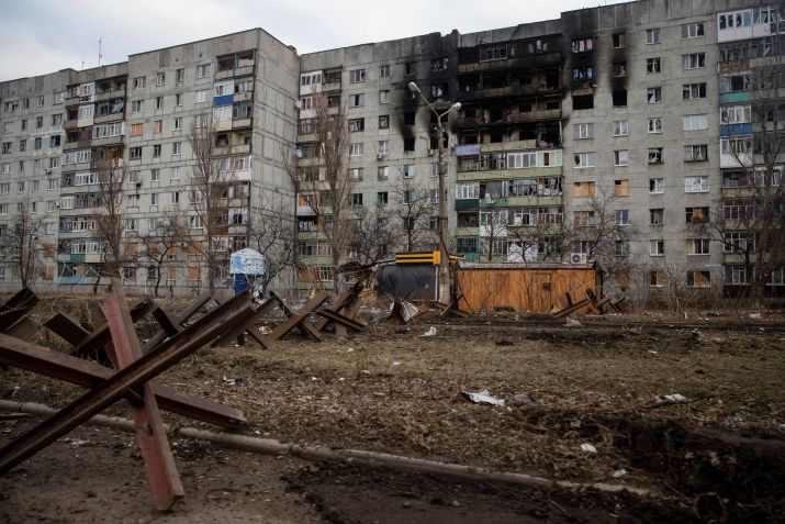 Uma visão geral mostra uma rua vazia e edifícios danificados por um ataque militar russo em Bakhmut / , Ucrânia, 3 de março de 2023. REUTERS/Oleksandr Ratushniak