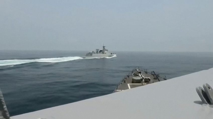 Navio de guerra chinês navega próximo a contratorpedeiro dos EUA, no Estreito de Taiwan. Ilha é tema sensível para os dois países / 03/06/2023 Serviço de Distribuição de Informação Visual/Handout via REUTERS