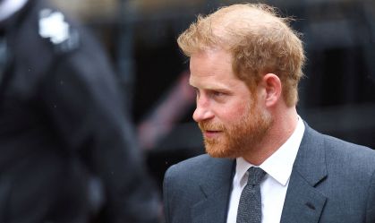 Príncipe Harry se ausenta no tribunal e vai depor na terça-feira 