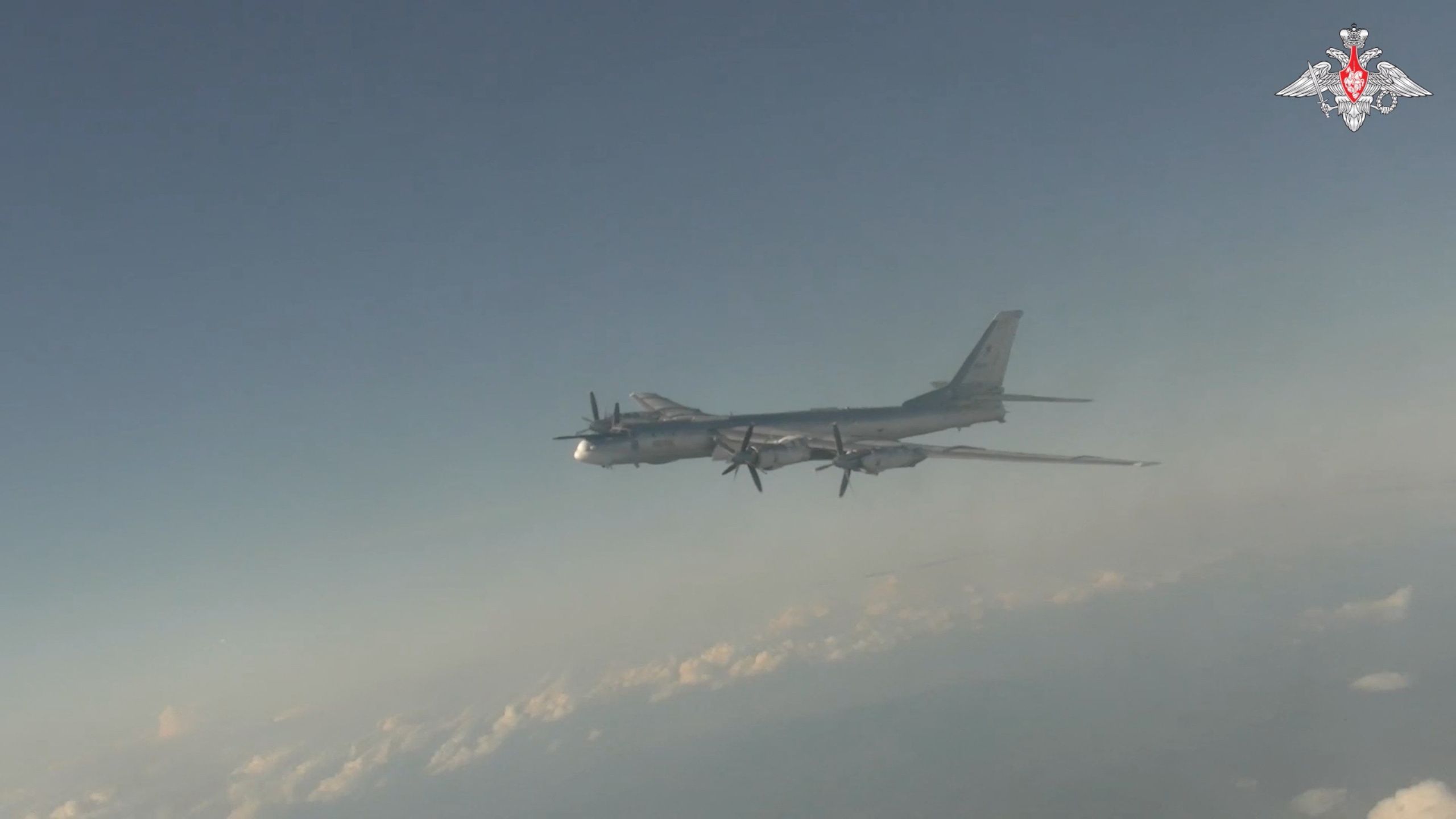 Bombardeiro estratégico russo TU-95 durante sobrevoo de rotina no Mar