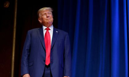 Trump mantém vantagem de dois dígitos após abertura de processo, diz pesquisa