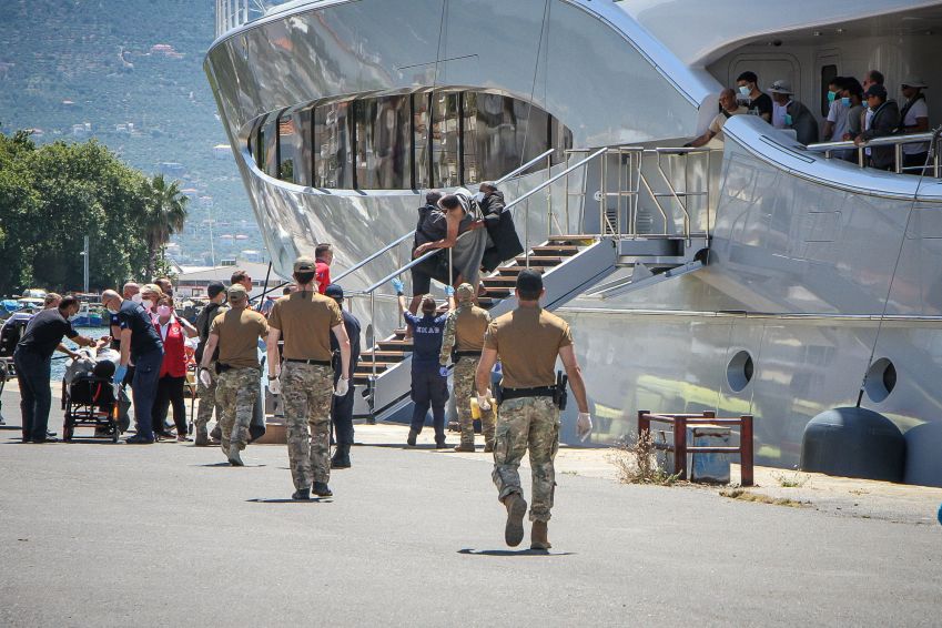 Imigrantes são resgatados após operação em Kalamata, Grécia / 14/06/2023 Eurokinissi via REUTERS