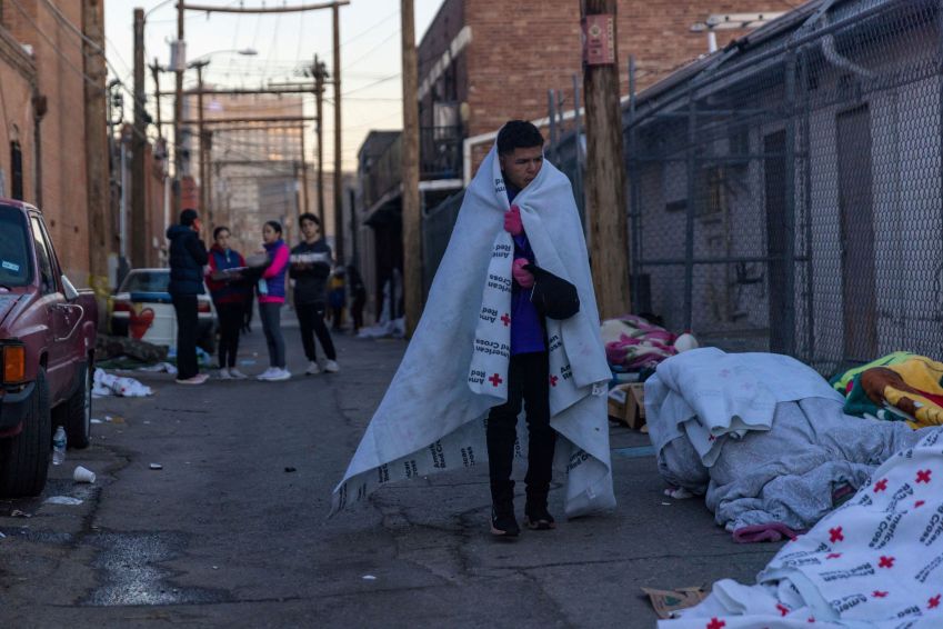 Migrante da Venezuela caminha pela rua após ser liberado da custódia da Alfândega e Proteção de Fronteiras dos EUA em El Paso, Texas, EUA. / 21/12/2022 REUTERS/Carlos Barria/File Photo
