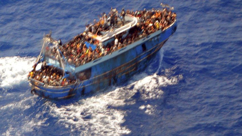 Imagem mostra dezenas de imigrantes em barco que afundou na costa da Grécia; mais de 300 pessoas morreram ou estão desaparecidas / 14/06/2023 Guarda Costeira Helênica/Handout via REUTERS