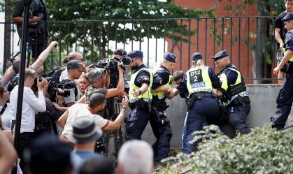 Manifestantes queimam Alcorão durante feriado islâmico na Suécia