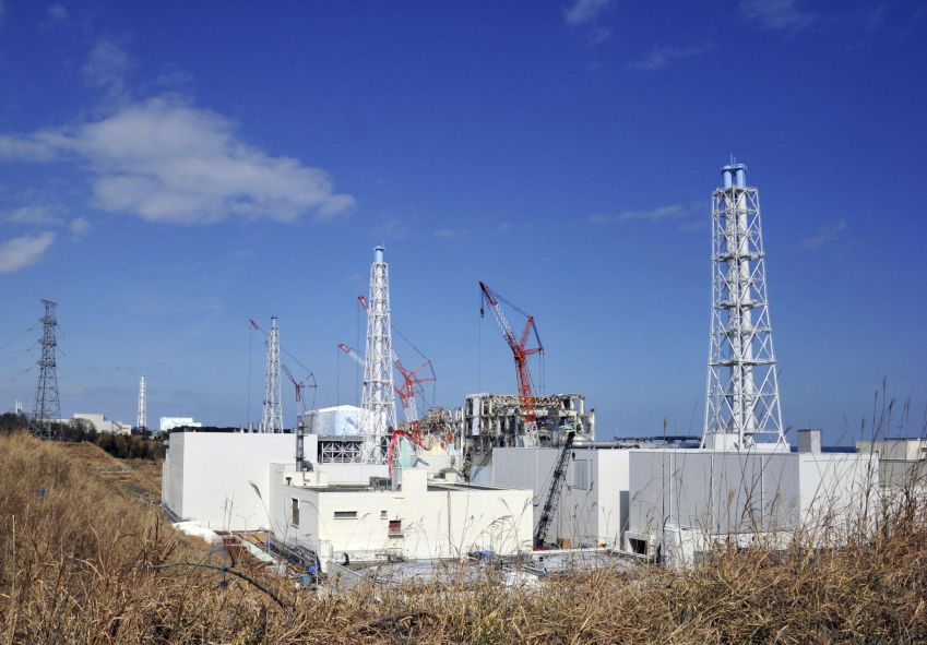 Os edifícios danificados do reator da usina nuclear de Fukushima Daiichi são vistos na prefeitura de Fukushima / 28/02/2012 REUTERS/Yoshikazu Tsuno/Pool